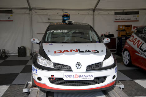 Per Poulsens Renault Clio er ved at blive justeret.
(Foto: Motorsporten.dk)